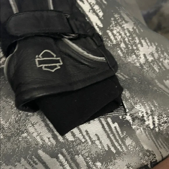 Women’s Medium Harley-Davidson Black and Silver Riding Gloves - Picture 3 of 4